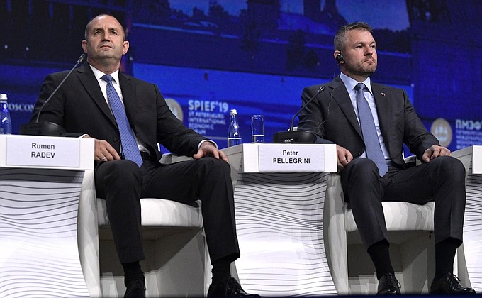 Президент Болгарии Румен Радев (слева) и Премьер-министр Словакии Петер Пеллегрини на пленарном заседании Петербургского международного экономического форума.