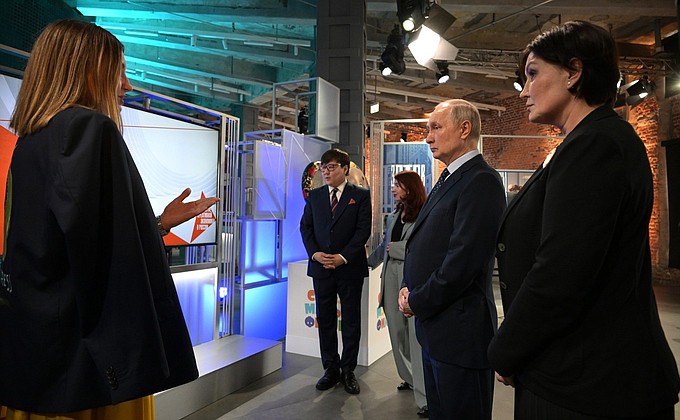 During a visit to Zotov Centre. With ASI Director General Svetlana Chupsheva (right). Managing Partner of the Universal University autonomous non-profit organisation of higher education Maria Sitkovskaya (left) gives explanations.