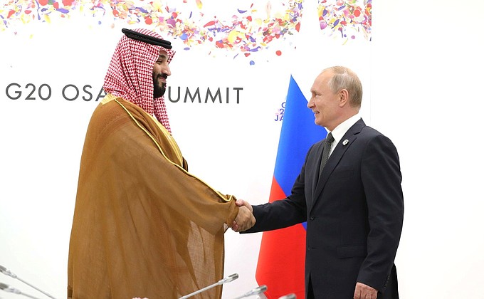 С Наследным принцем, главой Минобороны Саудовской Аравии Мухаммедом Бен Сальманом Аль Саудом.