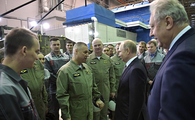 Во время беседы с работниками Казанского авиационного завода имени С.П.Горбунова.