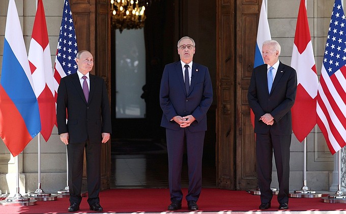 С Президентом Соединённых Штатов Америки Джозефом Байденом (справа) и Президентом Швейцарской Конфедерации Ги Пармеленом.