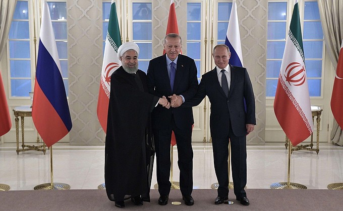 Встреча глав государств – гарантов Астанинского процесса содействия сирийскому урегулированию. С Президентом Турции Реджепом Тайипом Эрдоганом (в центре) и Президентом Ирана Хасаном Рухани.