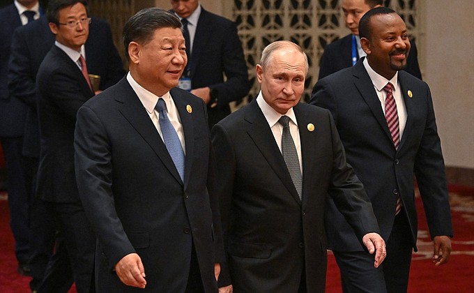 С Председателем КНР Си Цзиньпином и Премьер-министром Эфиопии Абием Ахмедом перед началом третьего Международного форума «Один пояс, один путь».