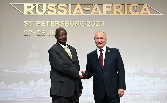 Before the Gala reception for participants in the second Russia–Africa Summit. With President of Uganda Yoweri Kaguta Museveni.