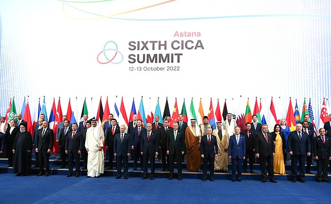 Совместное фотографирование глав делегаций государств и международных организаций – участников саммита Совещания по взаимодействию и мерам доверия в Азии (СВМДА).