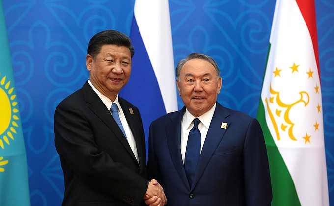 Председатель Китайской Народной Республики Си Цзиньпин и Президент Казахстана Нурсултан Назарбаев перед началом заседания Совета глав государств – членов Шанхайской организации сотрудничества.