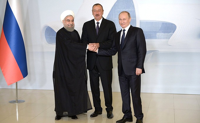 Перед началом трёхсторонней встречи. С Президентом Азербайджанской Республики Ильхамом Алиевым (в центре) и Президентом Исламской Республики Иран Хасаном Рухани.