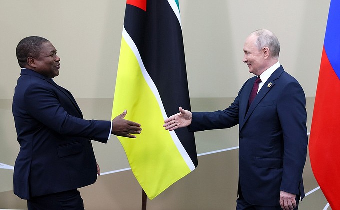 С Президентом Мозамбика Филипе Жасинту Ньюси.