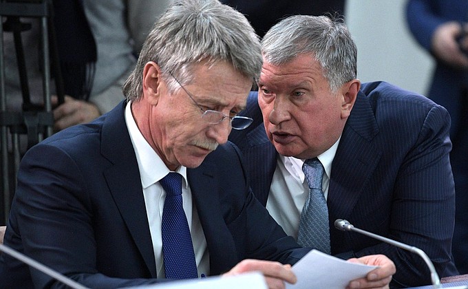 NOVATEK CEO Leonid Mikhelson (left) and Rosneft CEO, Chairman of the Management Board and Deputy Chairman of the Board of Directors Igor Sechin at the meeting on development of LNG production projects.