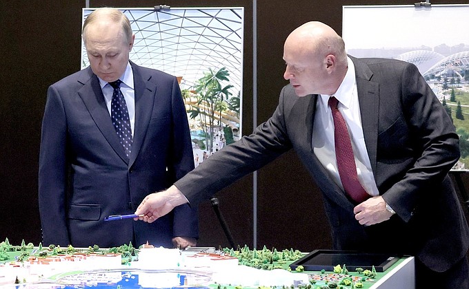 The President examines models of construction projects at the Volzhskoye More tourist and recreation cluster. With General Director of Vasta Discovery Investment Company Sergei Bachin.