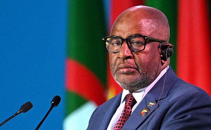 Председатель Африканского союза, Президент Союза Коморских островов Азали Ассумани.
