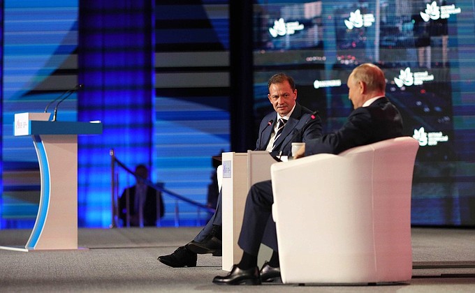 Plenary session of the Eastern Economic Forum. With moderator Sergei Brilyov.