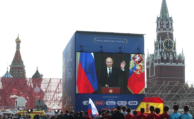 В режиме телемоста Владимир Путин поприветствовал гостей и участников церемонии запуска обратного отсчёта 1000 дней до чемпионата мира по футболу FIFA 2018 в России.