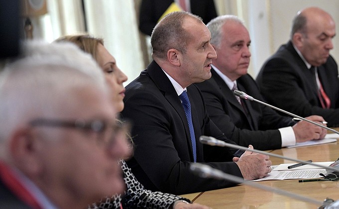 Президент Болгарии Румен Радев (в центре).