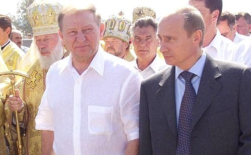 С Президентом Украины Леонидом Кучмой во время церемонии освящения восстанавливаемого Владимирского собора.