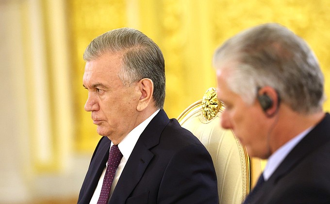 Президент Узбекистана Шавкат Мирзиёев (слева) и Президент Кубы Мигель Диас-Канель Бермудес на заседании Высшего Евразийского экономического совета в расширенном составе.
