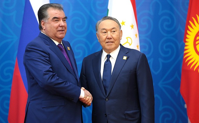 Президент Таджикистана Эмомали Рахмон и Президент Казахстана Нурсултан Назарбаев перед началом заседания Совета глав государств – членов Шанхайской организации сотрудничества.