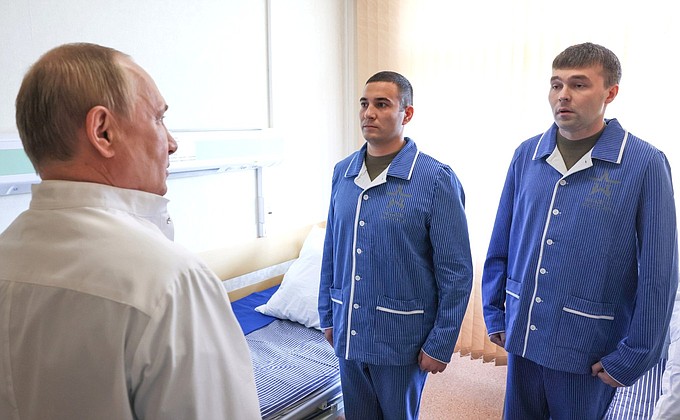 В ходе посещения Центрального военного клинического госпиталя имени П.В.Мандрыка.
