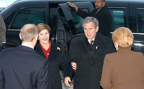 President Putin and his wife, Lyudmila, meeting with US President George W. Bush and his wife, Laura.