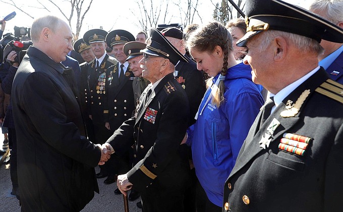 Во время посещения мемориального комплекса «Малахов курган» Владимир Путин кратко пообщался с жителями Севастополя.