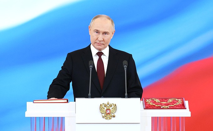 Владимир Путин приносит присягу народу России.