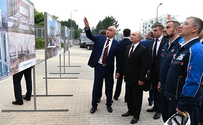 Visiting the Siberian Art Cluster cultural and educational centre currently under construction. Kemerovo Region Governor Sergei Tsivilev (left) guides the tour.