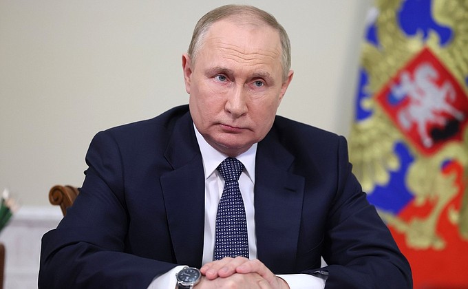 Владимир Путин принял участие в видеоконференции по случаю открытия в ряде регионов Российской Федерации новых объектов здравоохранения.