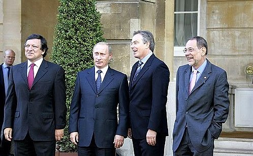 Before the beginning the Russia-EU with British Prime Minister Anthony Blair (right), EU High Representative for the Common Foreign and Security Policy Javier Solana and European Commission President Jose Manuel Barroso (left).