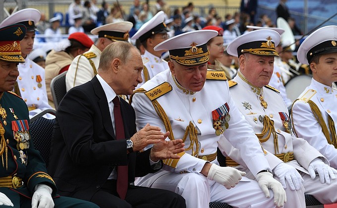 С главнокомандующим Военно-Морским Флотом Николаем Евменовым во время главного военно-морского парада.