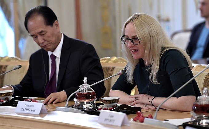 President of Xinhua News Agency Cai Mingzhao and Executive Editor for International Government at Bloomberg Rosalind Mathieson at a meeting with heads of the world's leading news agencies.