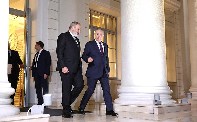 С Премьер-министром Армении Николом Пашиняном по окончании трёхсторонних переговоров.