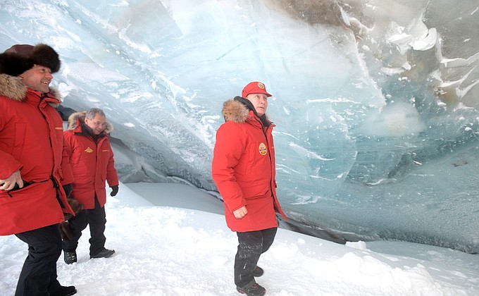 With Prime Minister Dmitry Medvedev (left) and Defence Minister Sergei Shoigu, while visiting a cave in the Polar Aviators’ Glacier on Alexandra Land in the Franz Josef Land Archipelago.