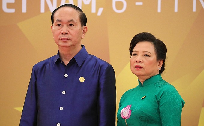 Photo ceremony of APEC economic leaders. President of Vietnam Tran Dai Quang and his wife, Nguyen Thi Hien.