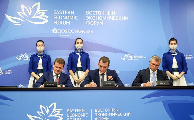 Minister for the Development of the Russian Far East and Arctic Alexei Chekunkov, Acting Governor of the Khabarovsk Territory Mikhail Degtyaryov (from left) signed an Agreement on Creating a Far Eastern Children’s Recreation and Health Centre in the Khabarovsk Territory.