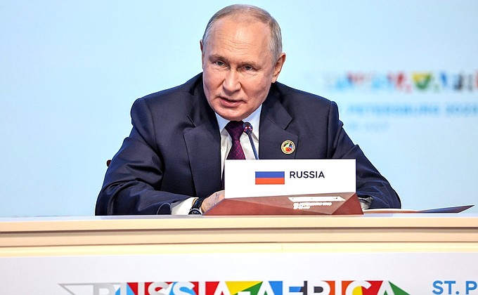 В ходе пленарного заседания саммита Россия – Африка.
