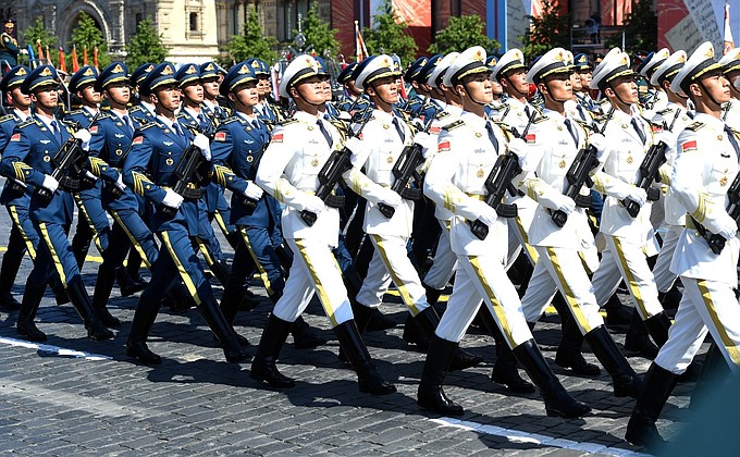 Парадный расчёт армии КНР на военном параде в ознаменование 75-й годовщины Победы в Великой Отечественной войне.