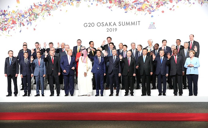 Совместное фотографирование глав делегаций государств – участников «Группы двадцати», приглашённых государств и международных организаций.