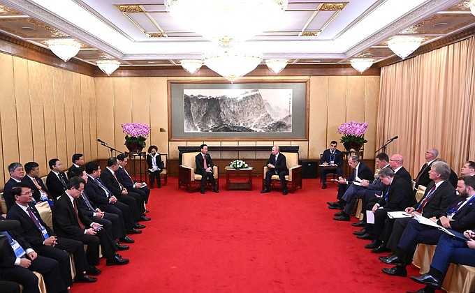 Meeting with President of Vietnam Vo Van Thuong.