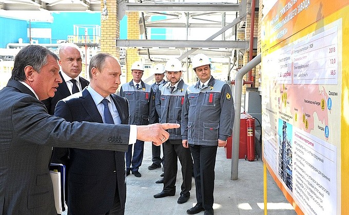 В ходе посещения Туапсинского нефтеперерабатывающего завода. С президентом, председателем правления компании «Роснефть» Игорем Сечиным (слева) и сотрудниками завода.