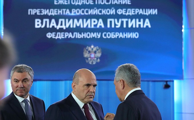 Председатель Правительства Михаил Мишустин (в центре) перед началом церемонии оглашения Послания Президента Федеральному Собранию.