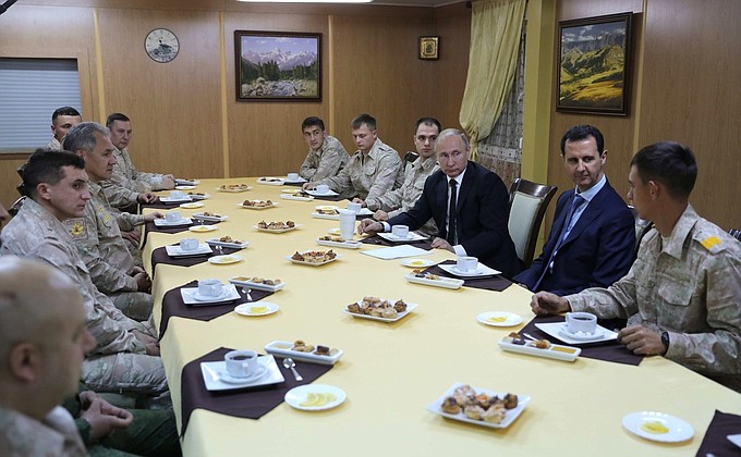Во время посещения авиабазы Хмеймим в Сирии. Встреча с российскими и сирийскими военнослужащими – участниками антитеррористической операции.