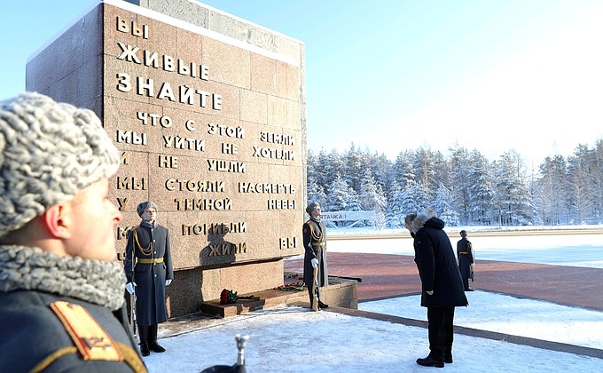 Возложение цветов к памятнику «Рубежный камень» на мемориальном военно-историческом комплексе «Невский пятачок».