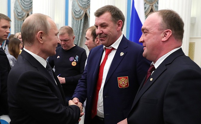 С главным тренером сборной России по хоккею Олегом Знароком.