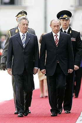 Церемония официальной встречи Президента России Владимира Путина, прибывшего с визитом в Австрию. С Президентом Австрии Хайнцем Фишером.