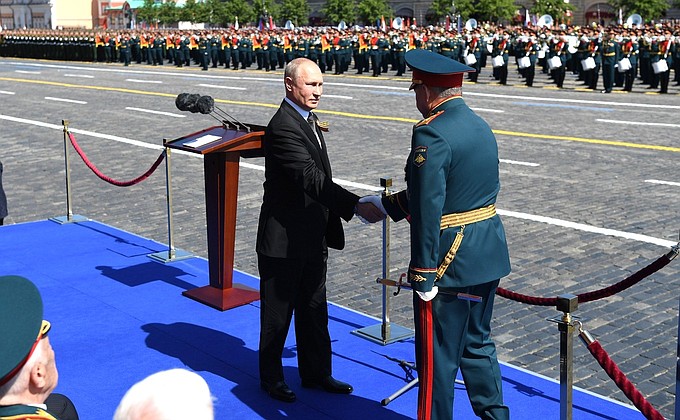 С Министром обороны Сергеем Шойгу на военном параде в ознаменование 75-й годовщины Победы в Великой Отечественной войне.