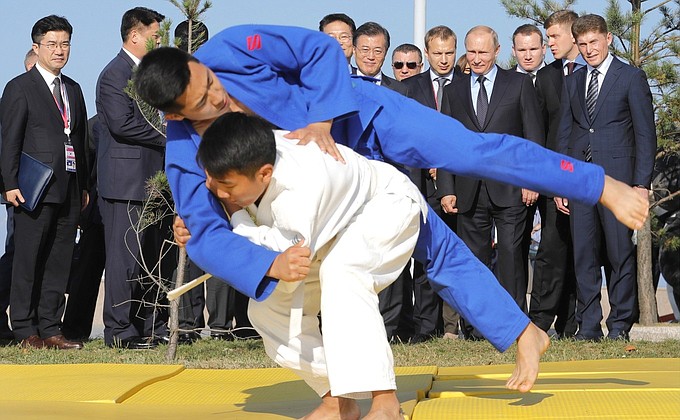 Владимир Путин и Президент Республики Корея Мун Чжэ Ин посмотрели показательные выступления юношеской команды дзюдоистов из Сахалинской области.