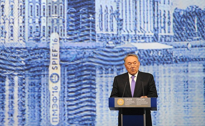 Президент Казахстана Нурсултан Назарбаев на пленарном заседании XX Петербургского международного экономического форума.