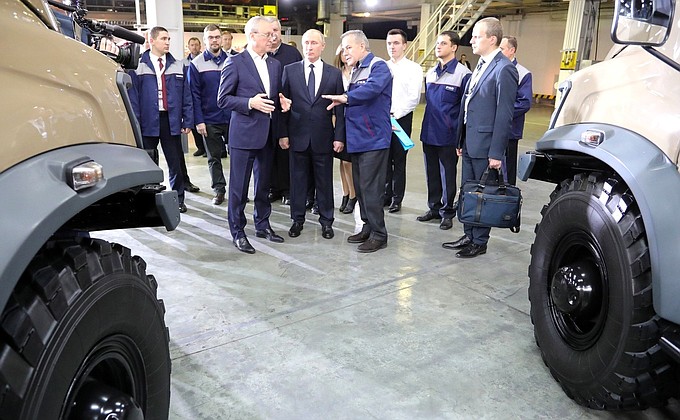 Во время посещения Горьковского автомобильного завода.