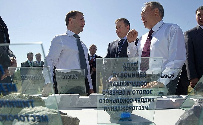 С Президентом Казахстана Нурсултаном Назарбаевым во время посещения российско-казахстанской выставки инновационных технологий.