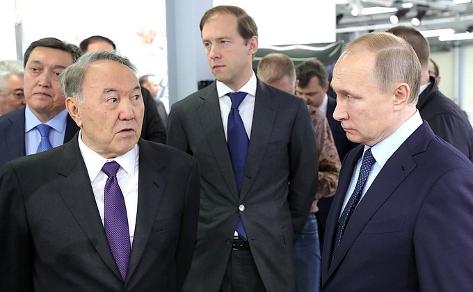 With President of Kazakhstan Nursultan Nazarbayev and Russian Trade and Industry Minister Denis Manturov (centre) during a visit to Diakont plant.